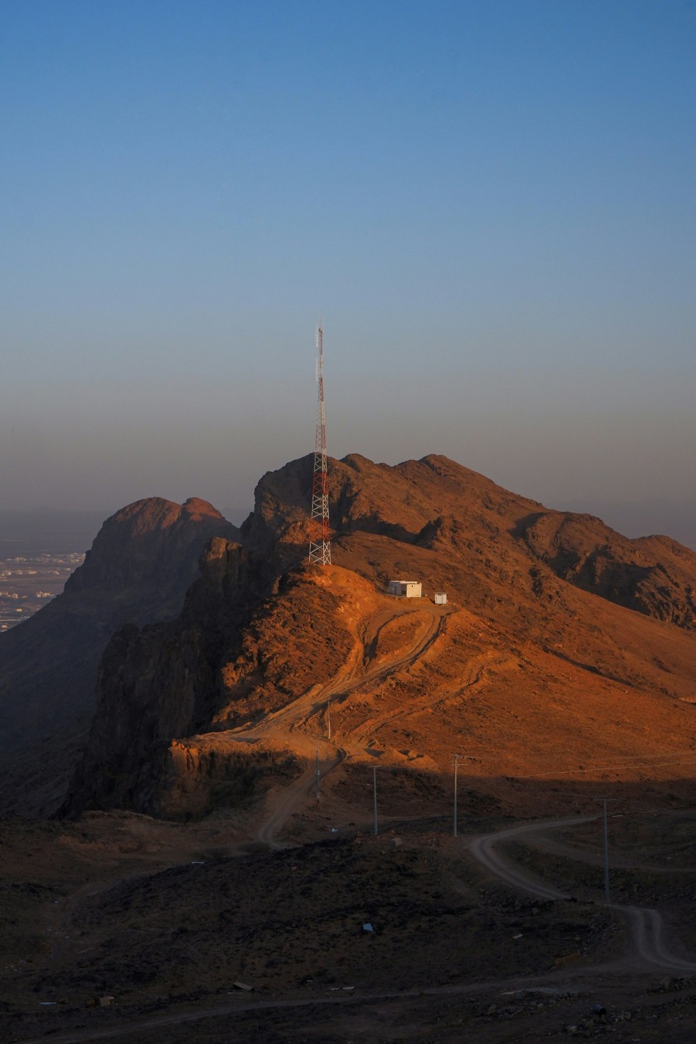 ein Hügel mit einem Funkturm darauf