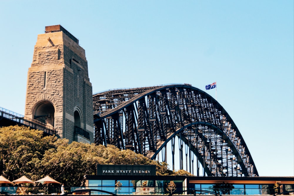 eine große Brücke mit einem Uhrturm darauf