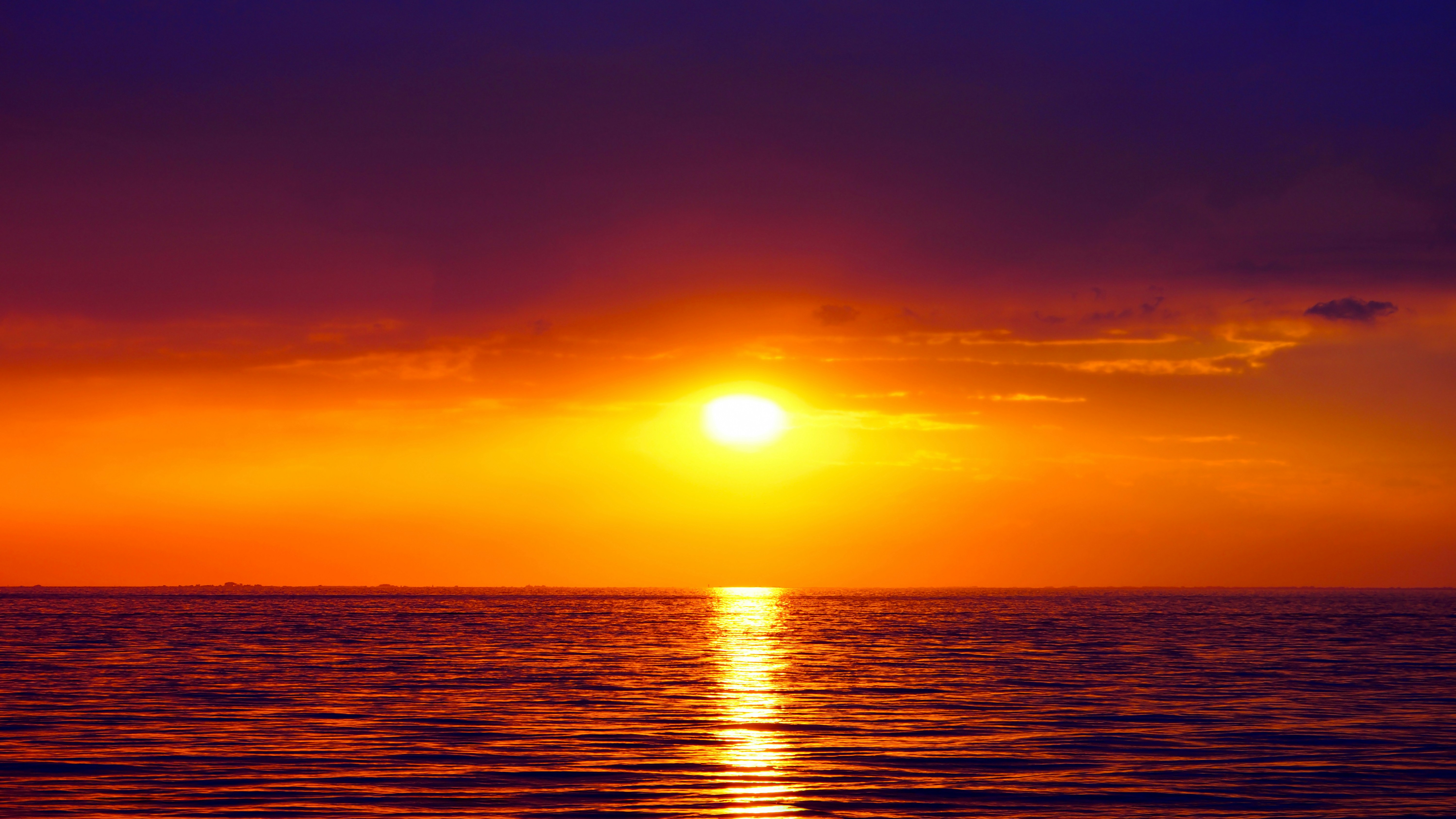 En vacker, fridfull bild av en soluppgång med ett mjukt, varmt sken som framkallar en känsla av lugn och tacksamhet.