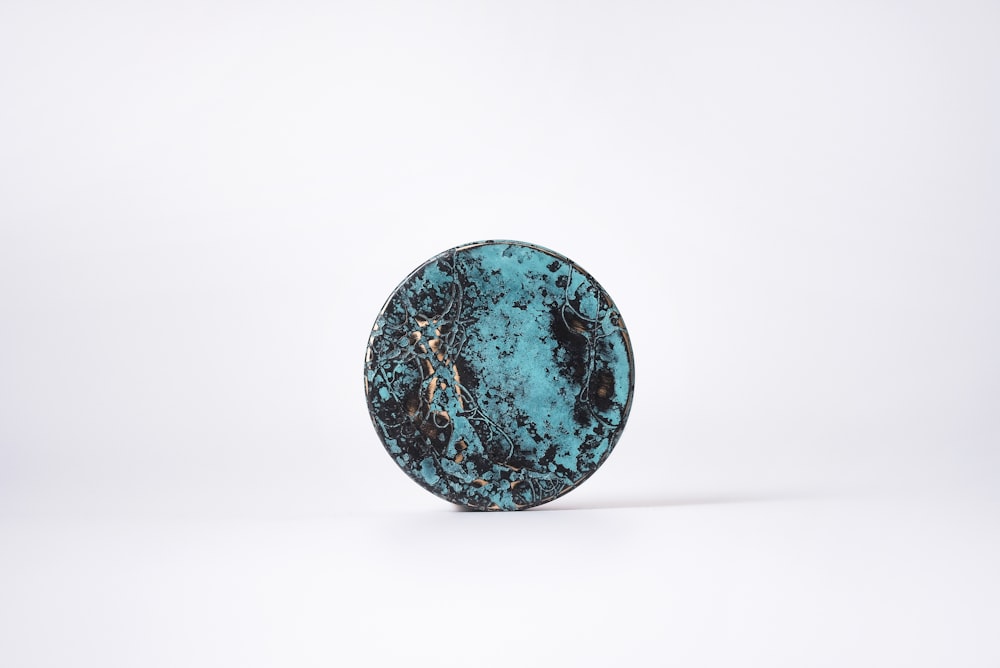ein rundes blaues Objekt, das auf einer weißen Oberfläche sitzt