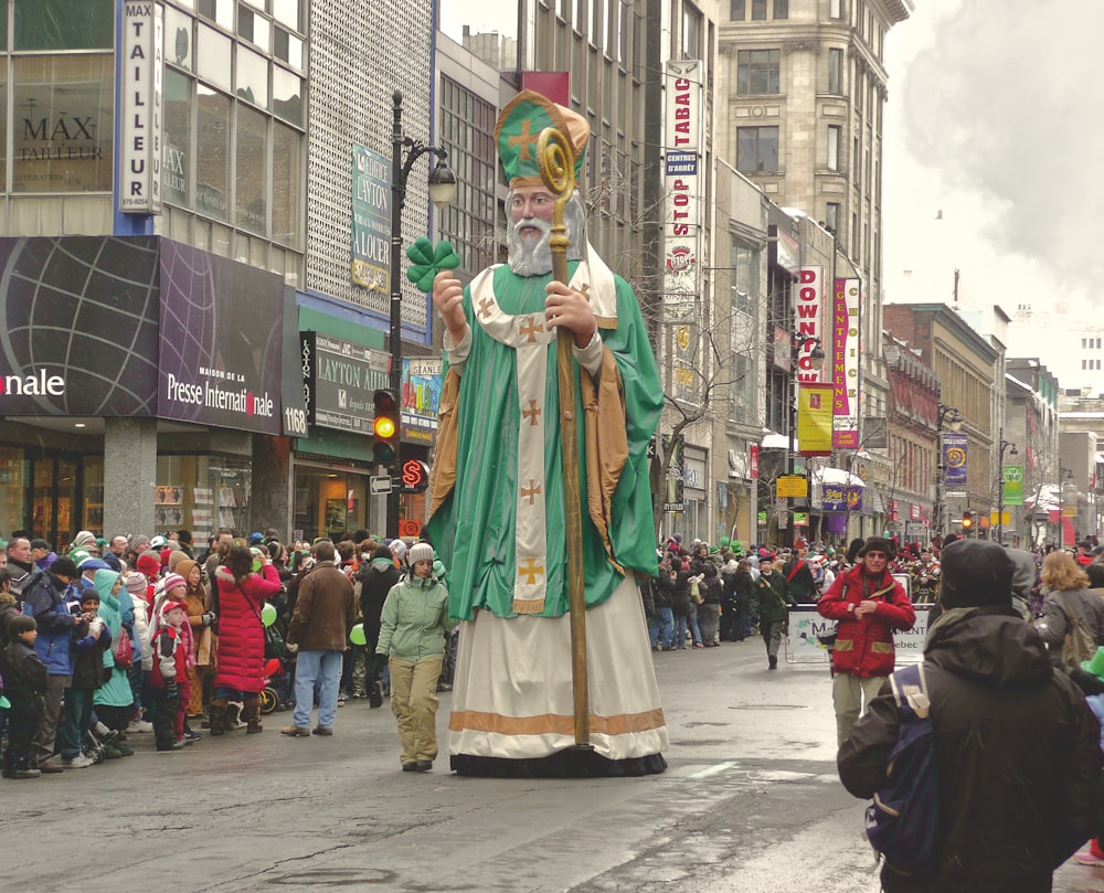 une grande statue d’un homme en tenue verte et blanche