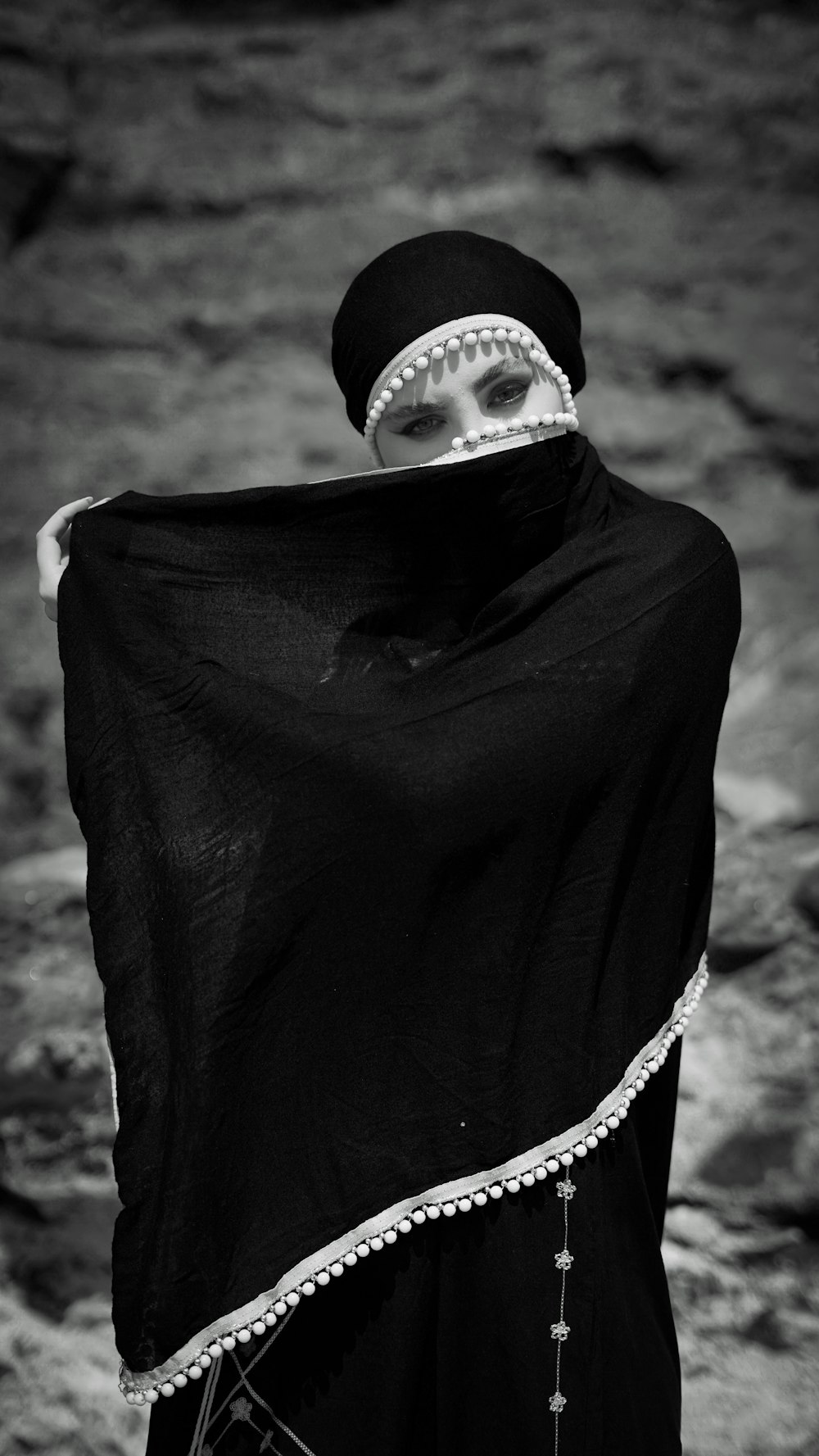 Foto Una mujer con un velo negro y una capa negra – Imagen Negro gratis en  Unsplash