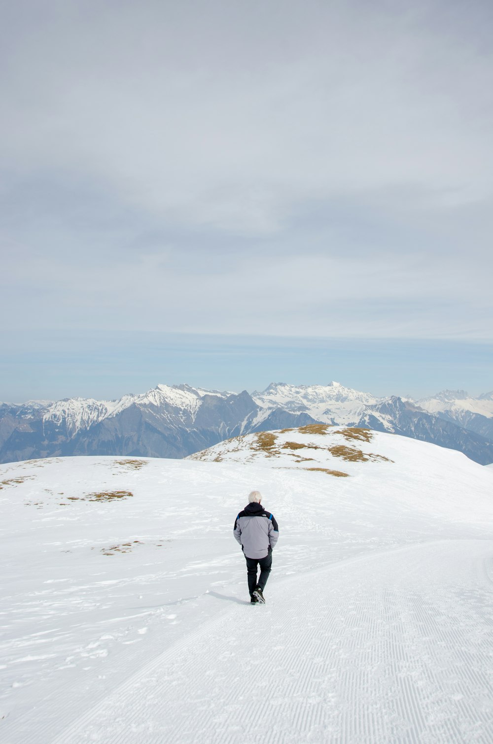 uma pessoa andando através de uma encosta coberta de neve