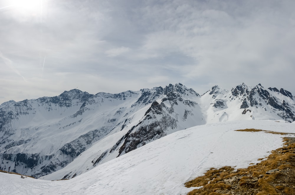 uma montanha coberta de neve com um fundo do céu