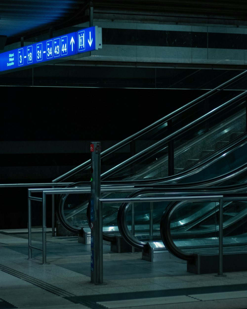 il y a un panneau bleu qui se trouve sur le côté d’un bâtiment