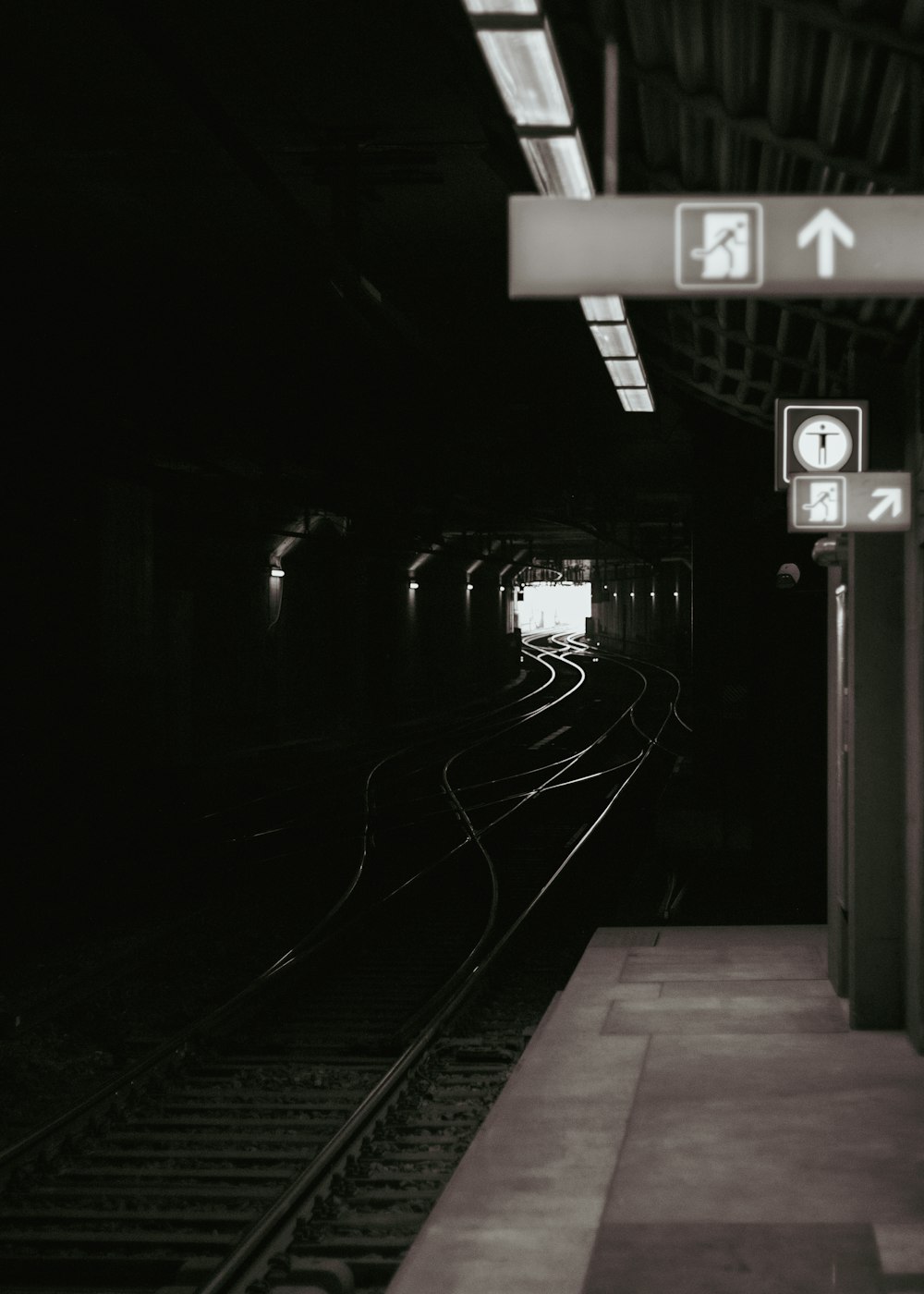 Una foto in bianco e nero di una stazione ferroviaria