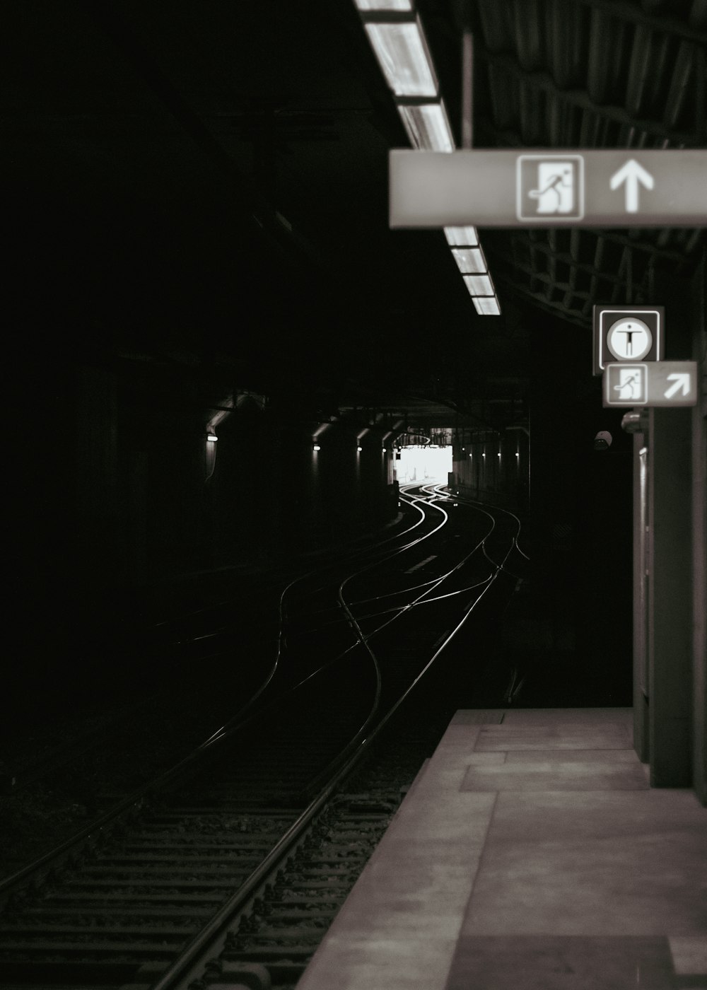 uma foto em preto e branco de uma estação de trem
