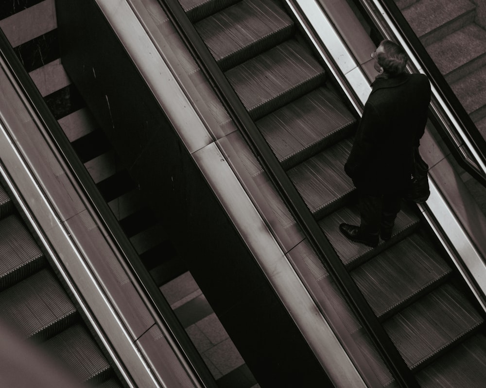 Un homme descendant un escalator dans un immeuble