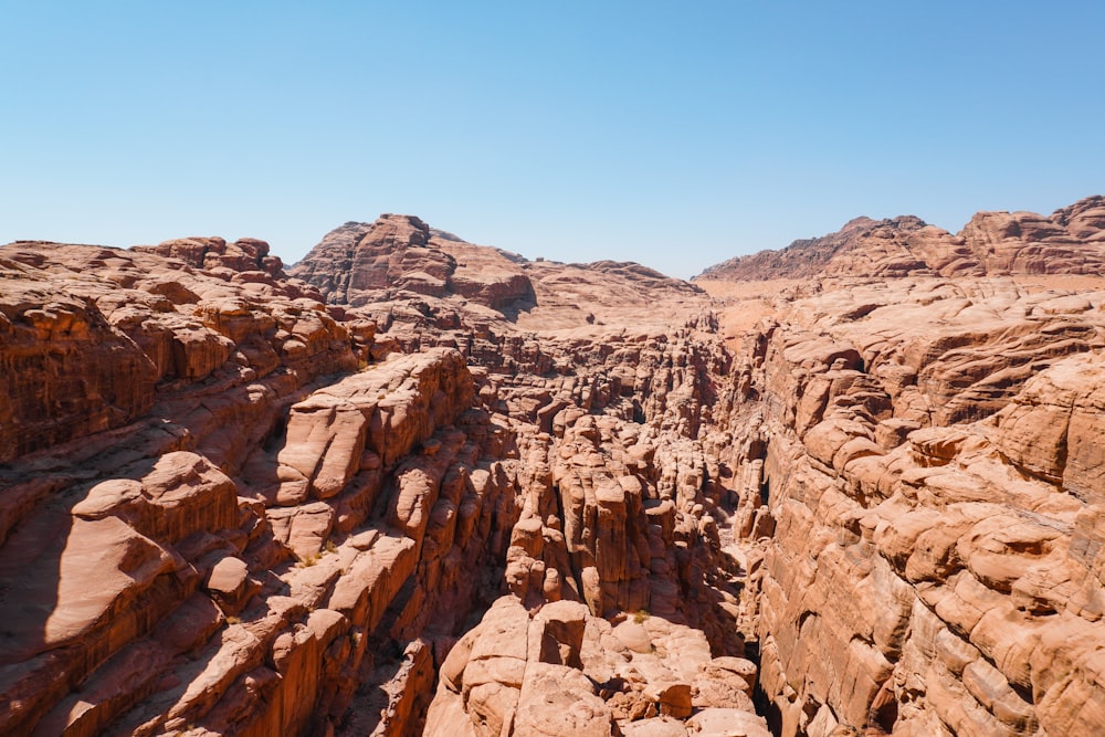 Blick auf eine felsige Landschaft von einem hohen Standpunkt aus