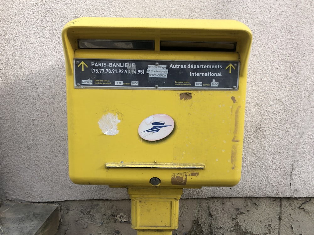 Gros plan d’une boîte jaune dans une rue