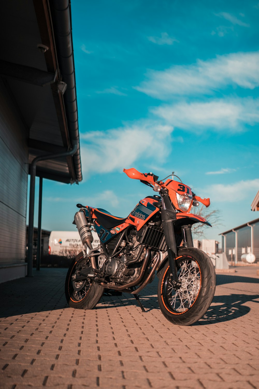 a motorcycle is parked outside of a building