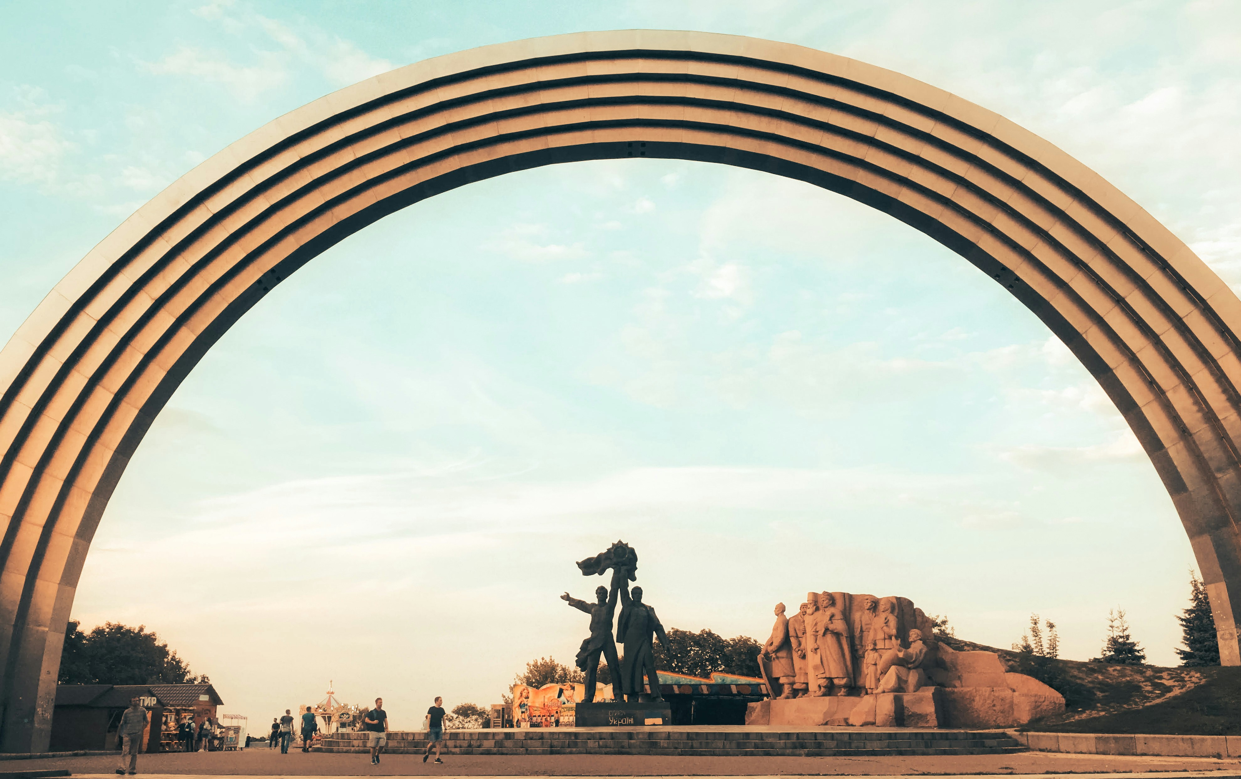 una estatua de un hombre a caballo frente a un gran arco