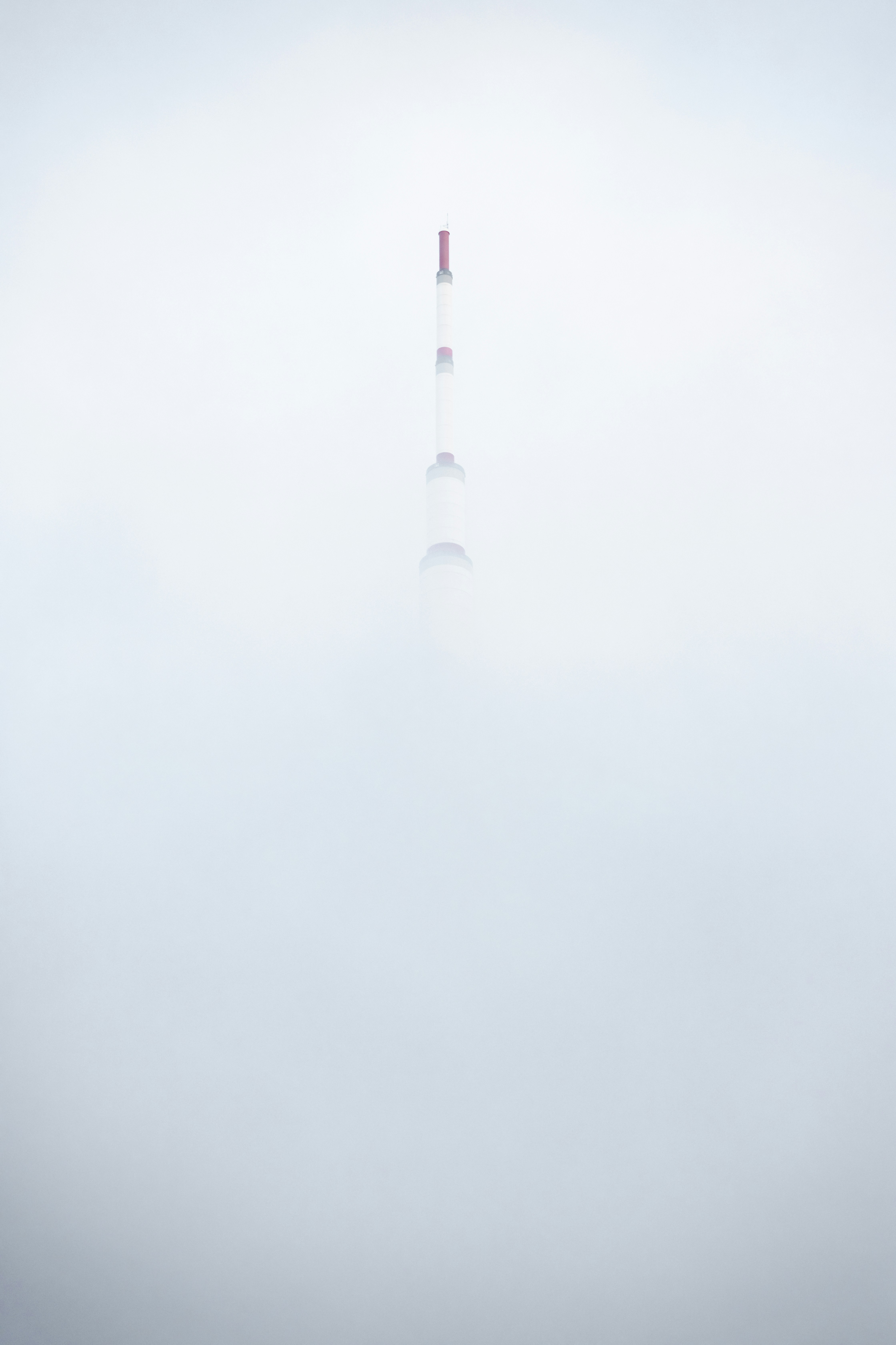 Ein sehr hohes Gebäude inmitten eines nebligen Himmels