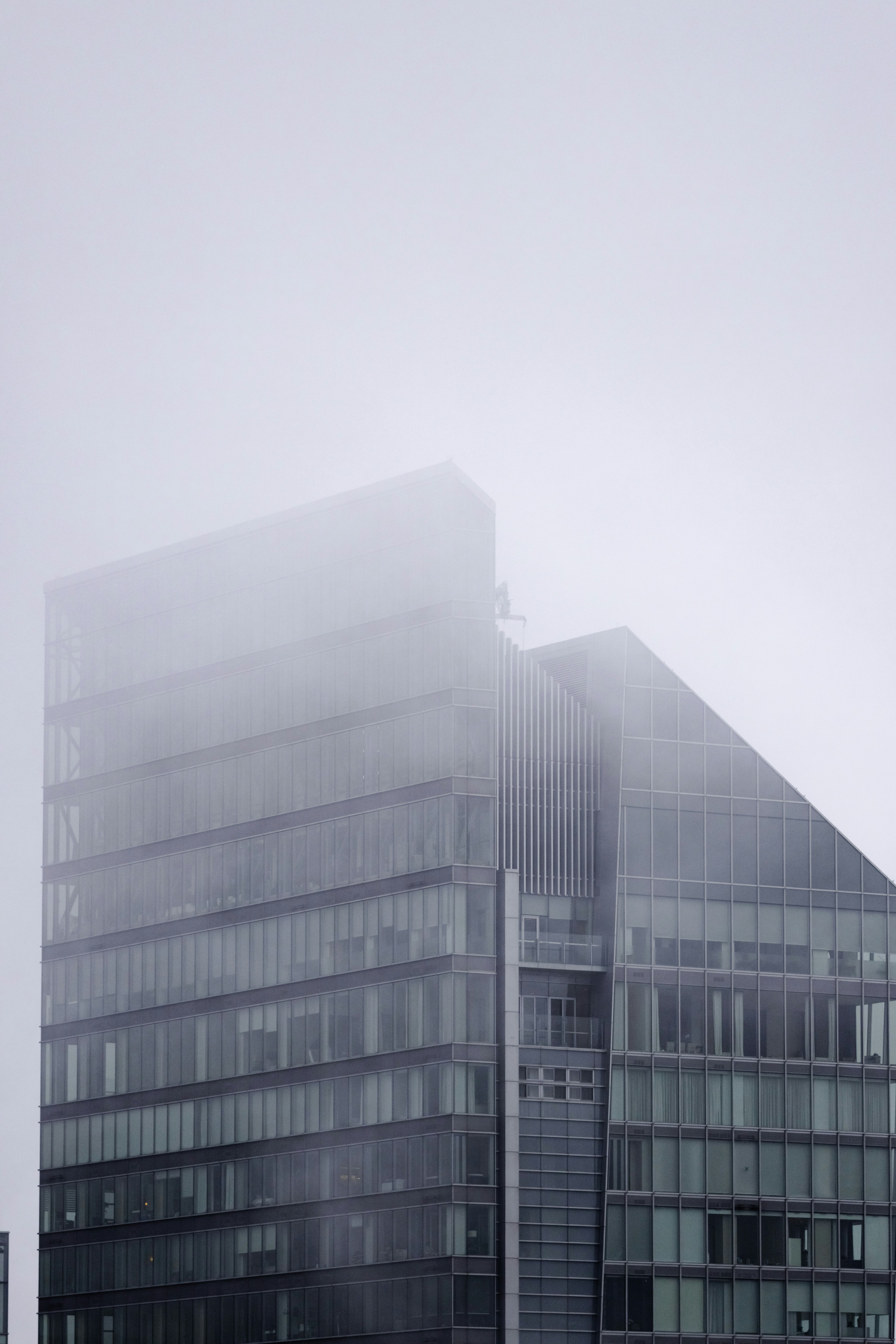 Ein sehr hohes Gebäude mit vielen Fenstern