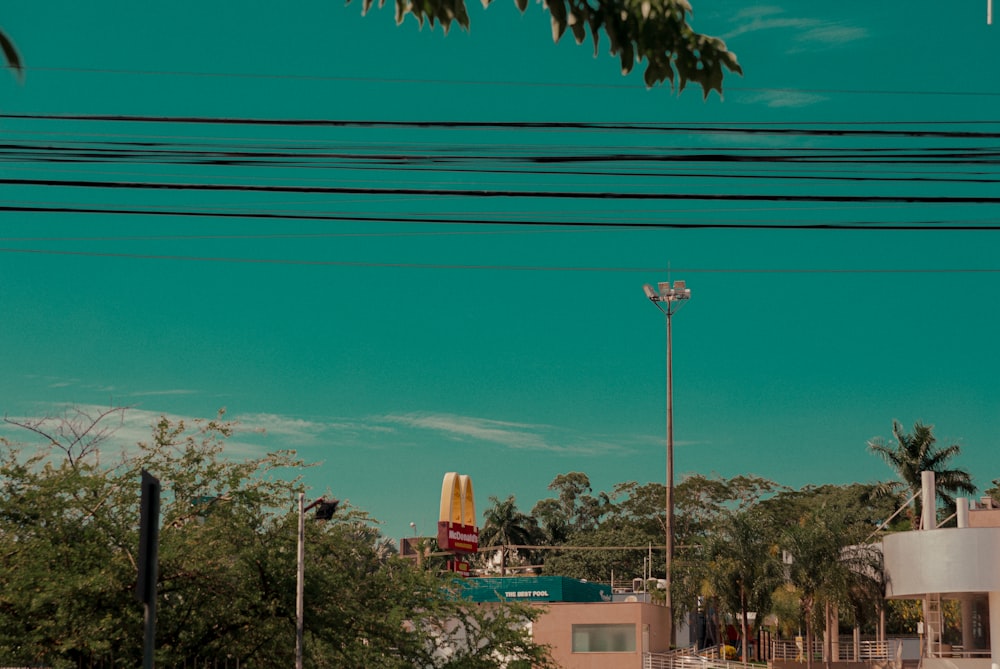 uma vista de um edifício com um cachorro-quente gigante em cima dele