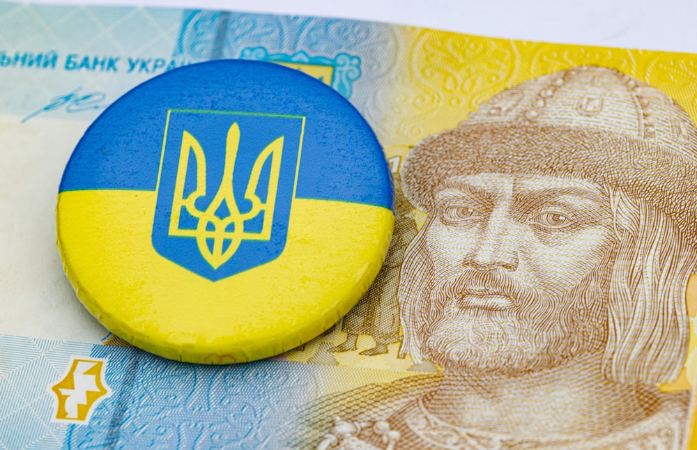 돈 지폐 위에 있는 파란색과 노란색 버튼