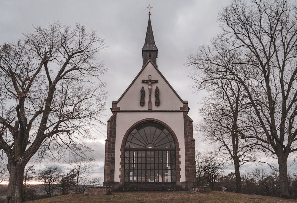 une église avec un clocher et une tour de l’horloge