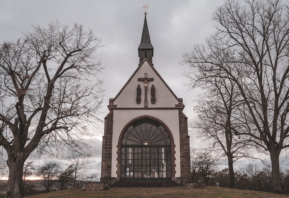 eine Kirche mit einem Kirchturm und einem Uhrturm