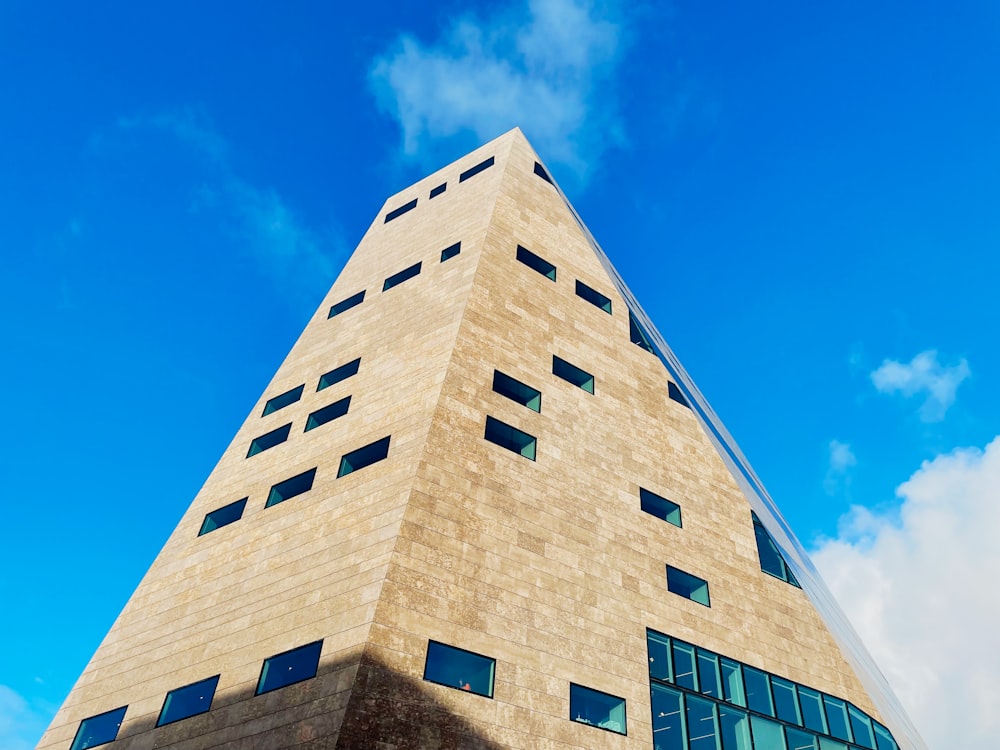 Un edificio muy alto con muchas ventanas