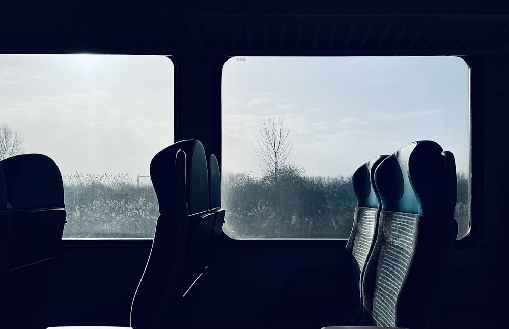 Una vista de un campo nevado desde el interior de un autobús