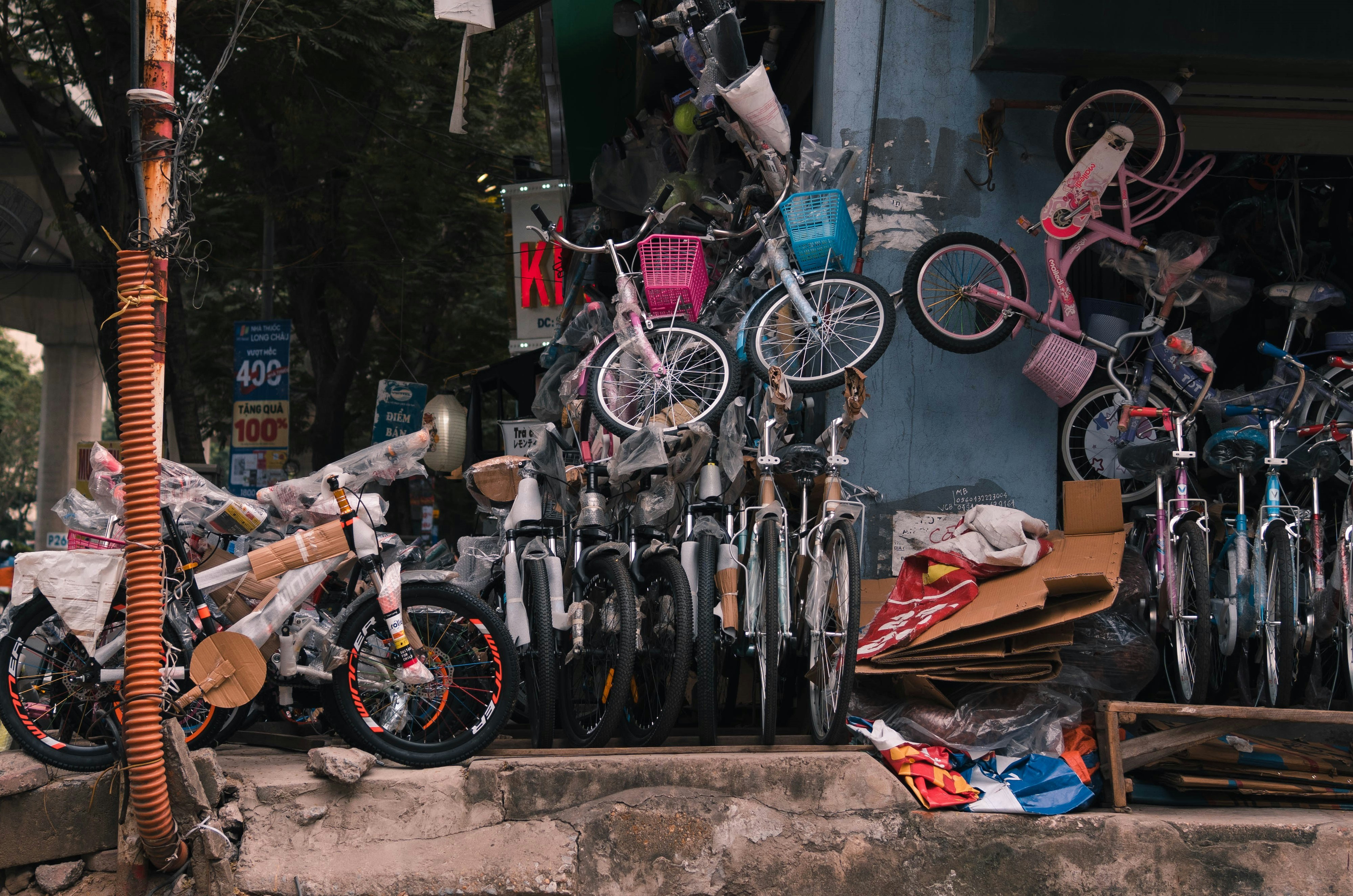 a bunch of bikes that are sitting on a ledge