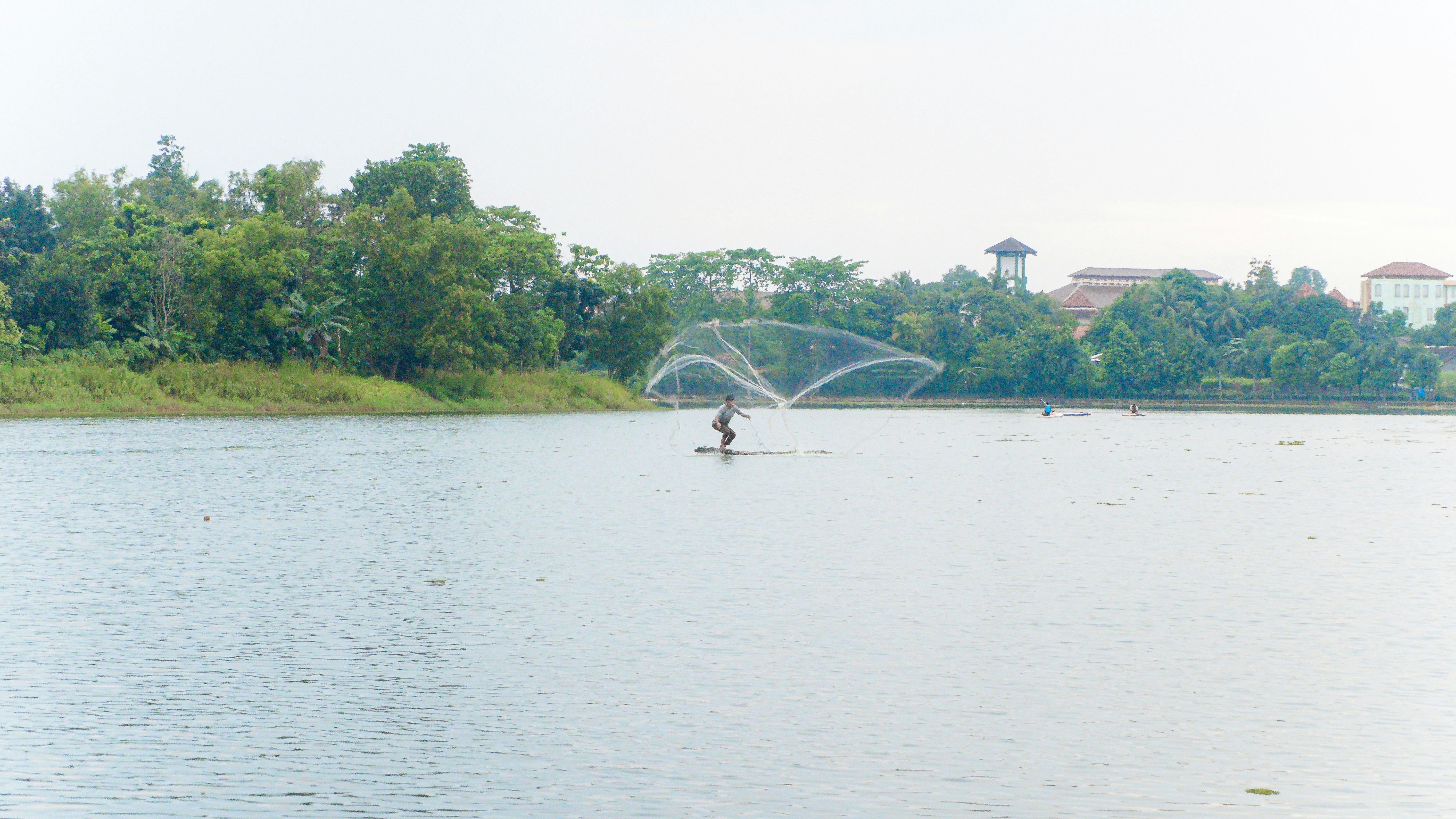 seseorang di papan selancar di danau
