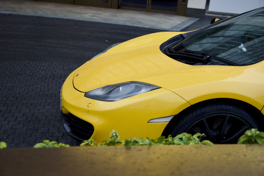 um carro esportivo amarelo estacionado em um estacionamento