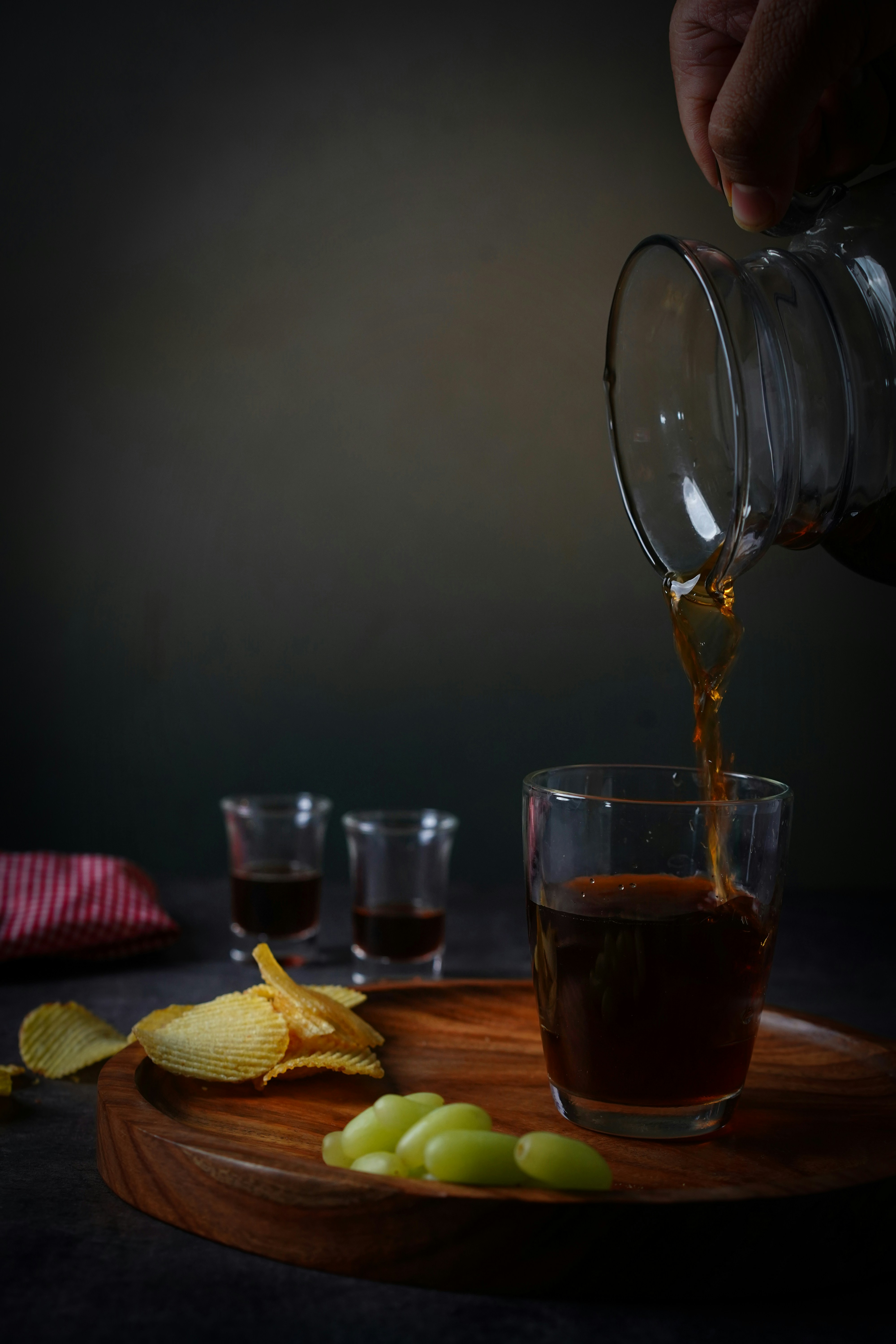 une personne versant un verre dans un verre