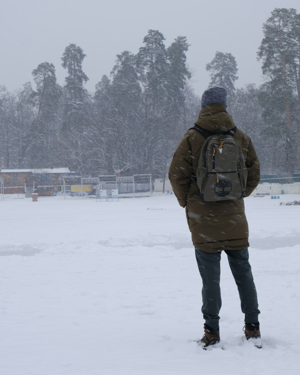 Una persona parada en la nieve con una mochila