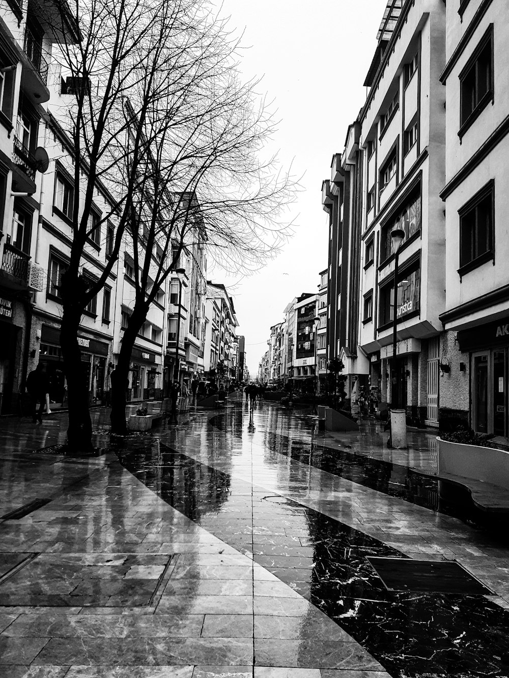 a black and white photo of a city street