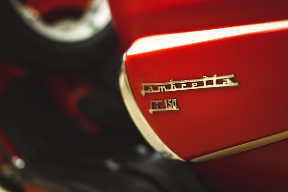 um close up do emblema em uma motocicleta vermelha