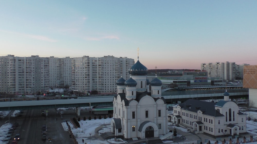 Una vista aerea di una chiesa in una città
