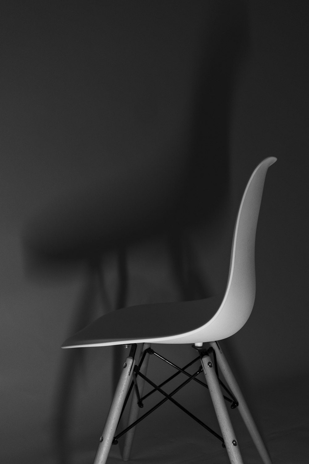 椅子の白黒写真