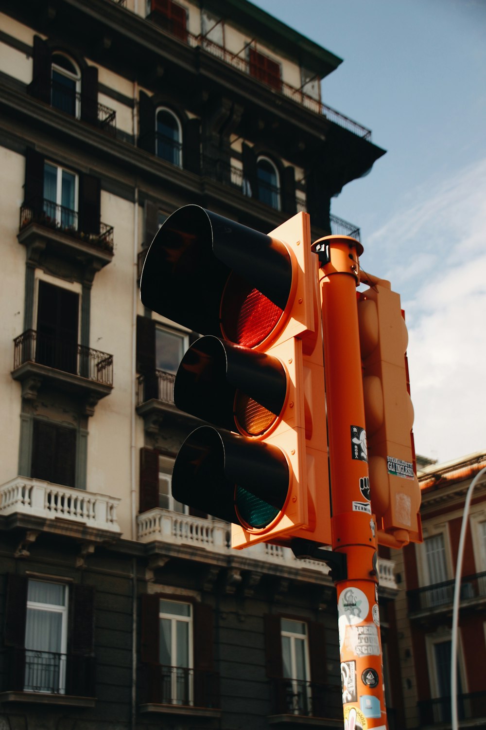 a traffic light in front of a building