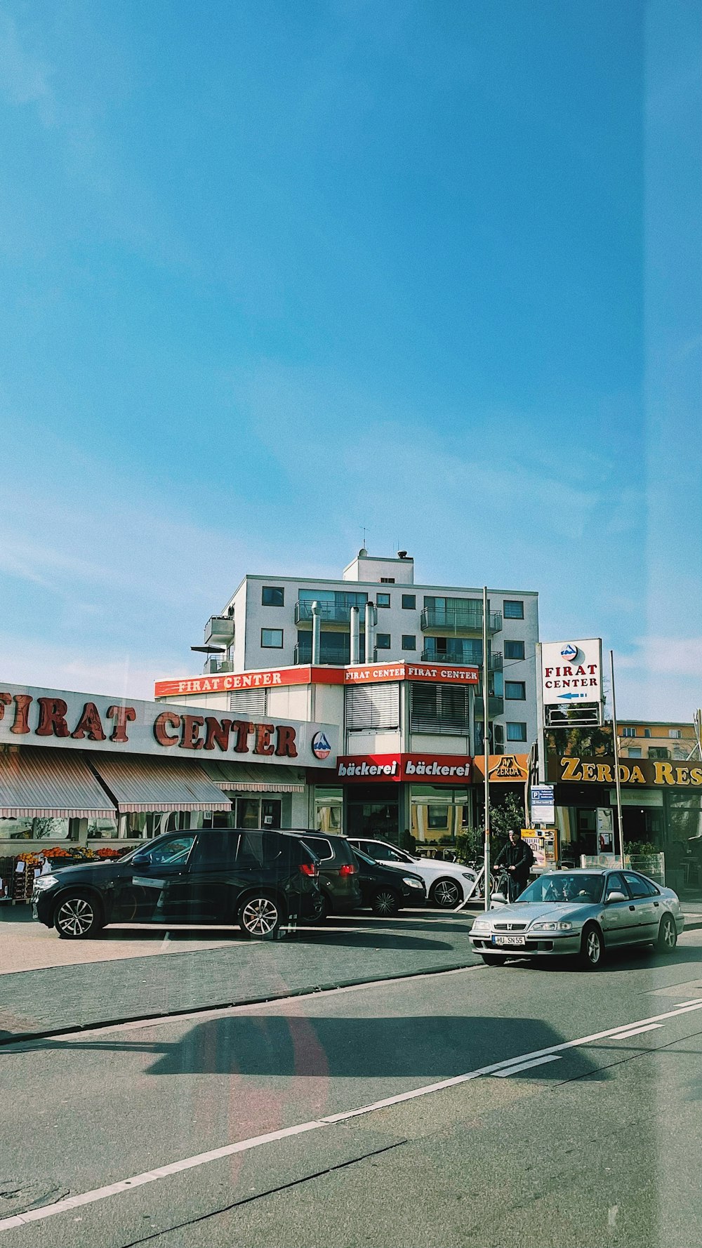 a group of cars that are parked in front of a building