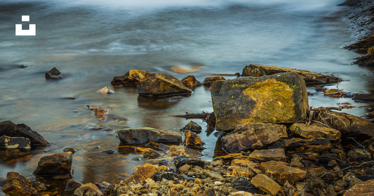 Muchas Rocas Foto Una gran cascada con muchas rocas en el agua – Imagen Agua gratis ...