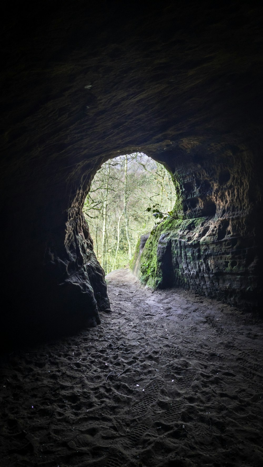 um túnel escuro com uma luz no final