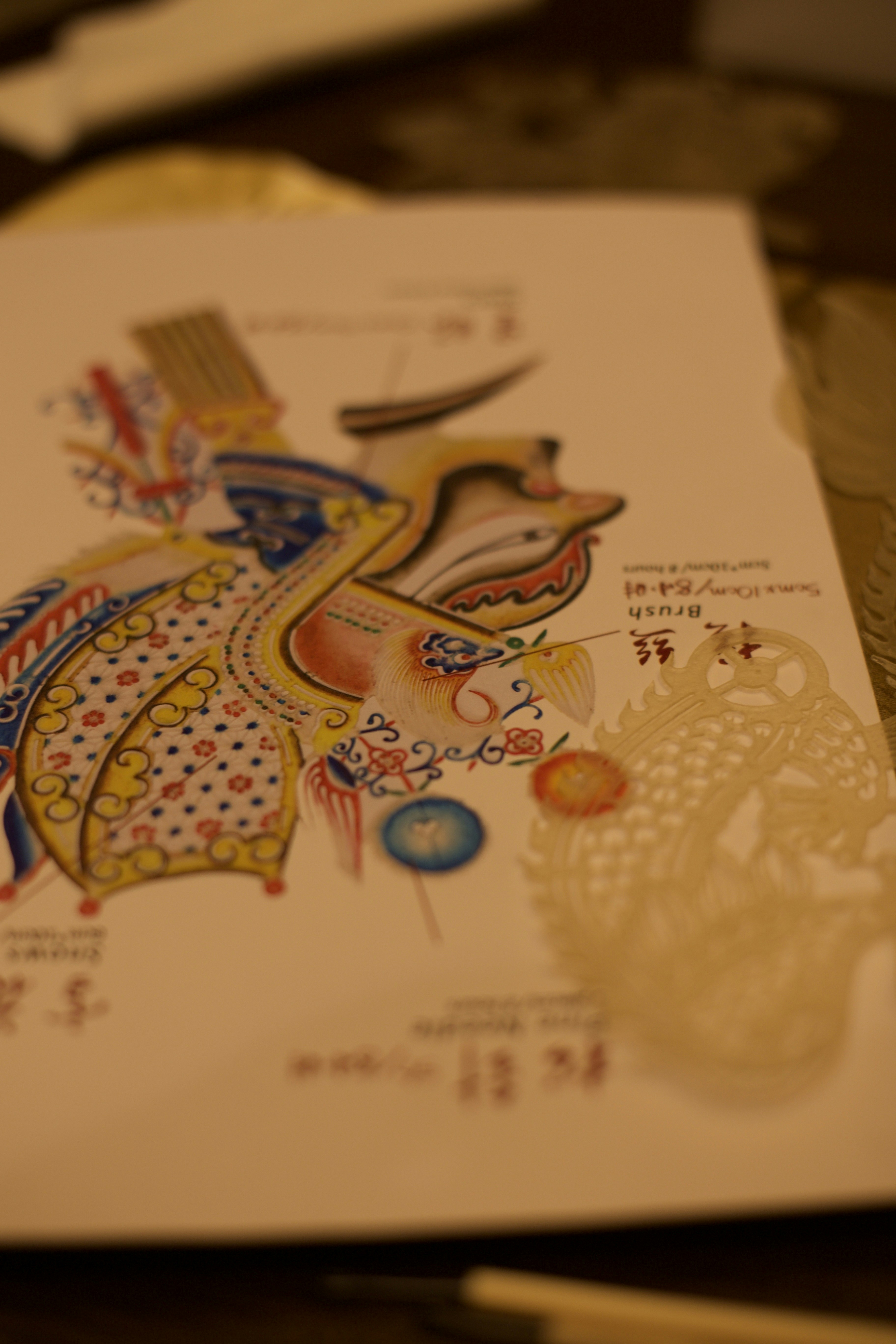 um close up de um pedaço de papel com um desenho sobre ele
