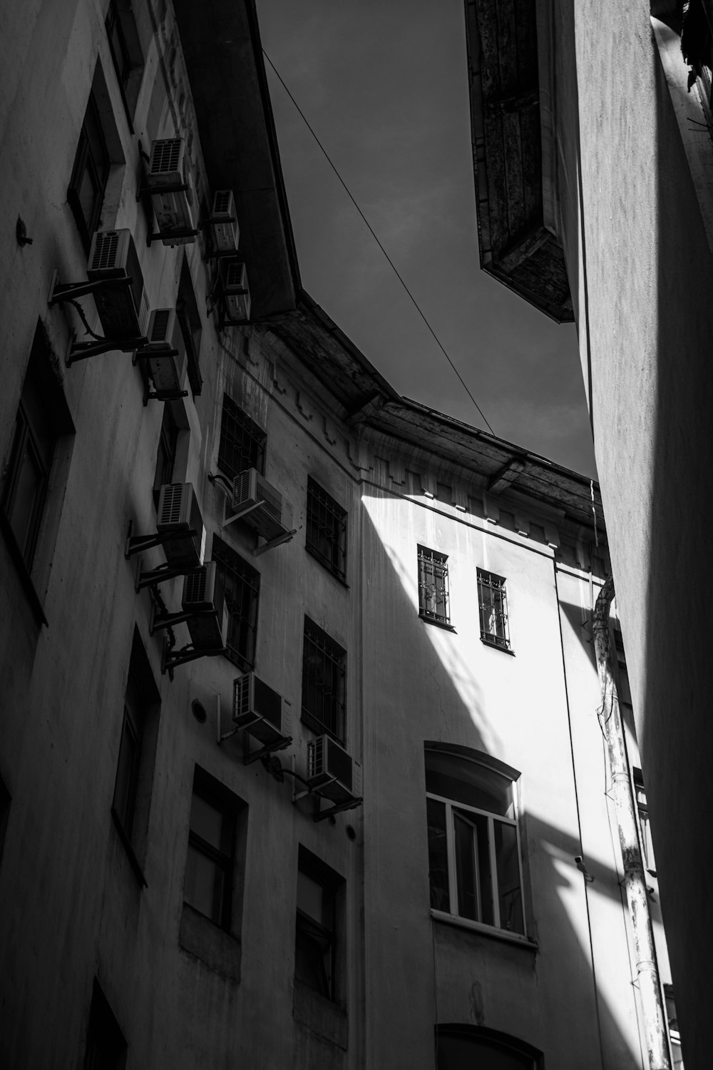 a black and white photo of an apartment building