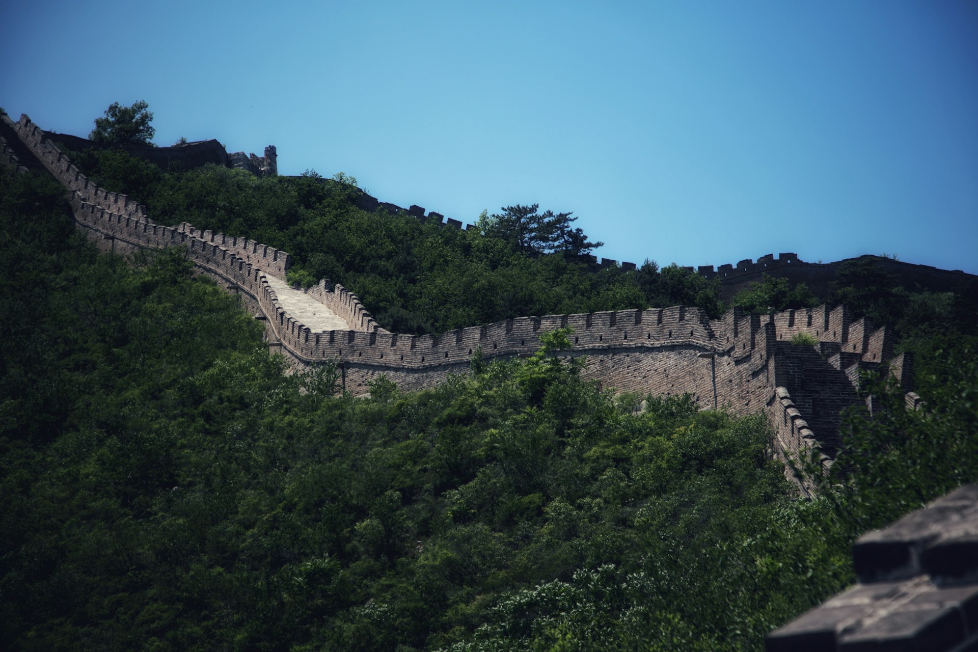 the great wall of china on a sunny day