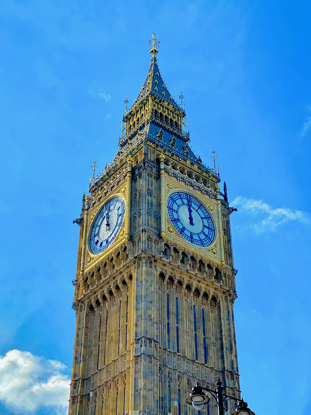 un'alta torre dell'orologio con uno sfondo del cielo