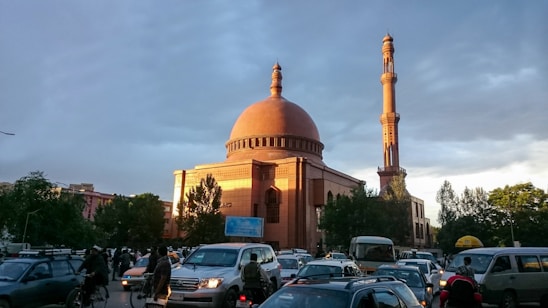 a group of cars parked in front of a tall building