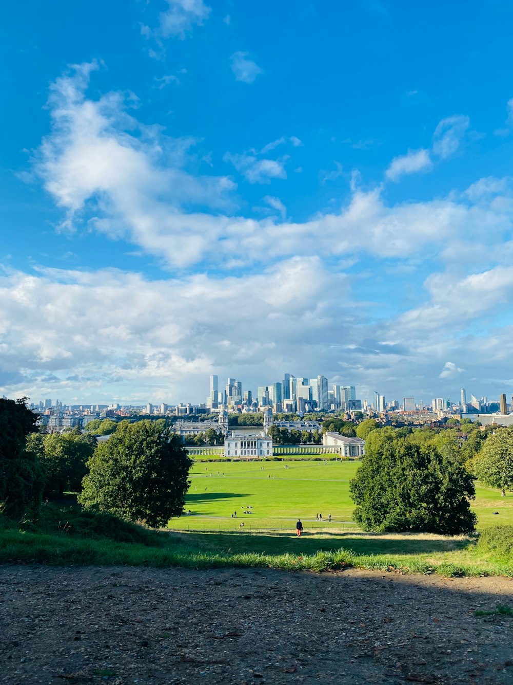 una vista di una città da lontano