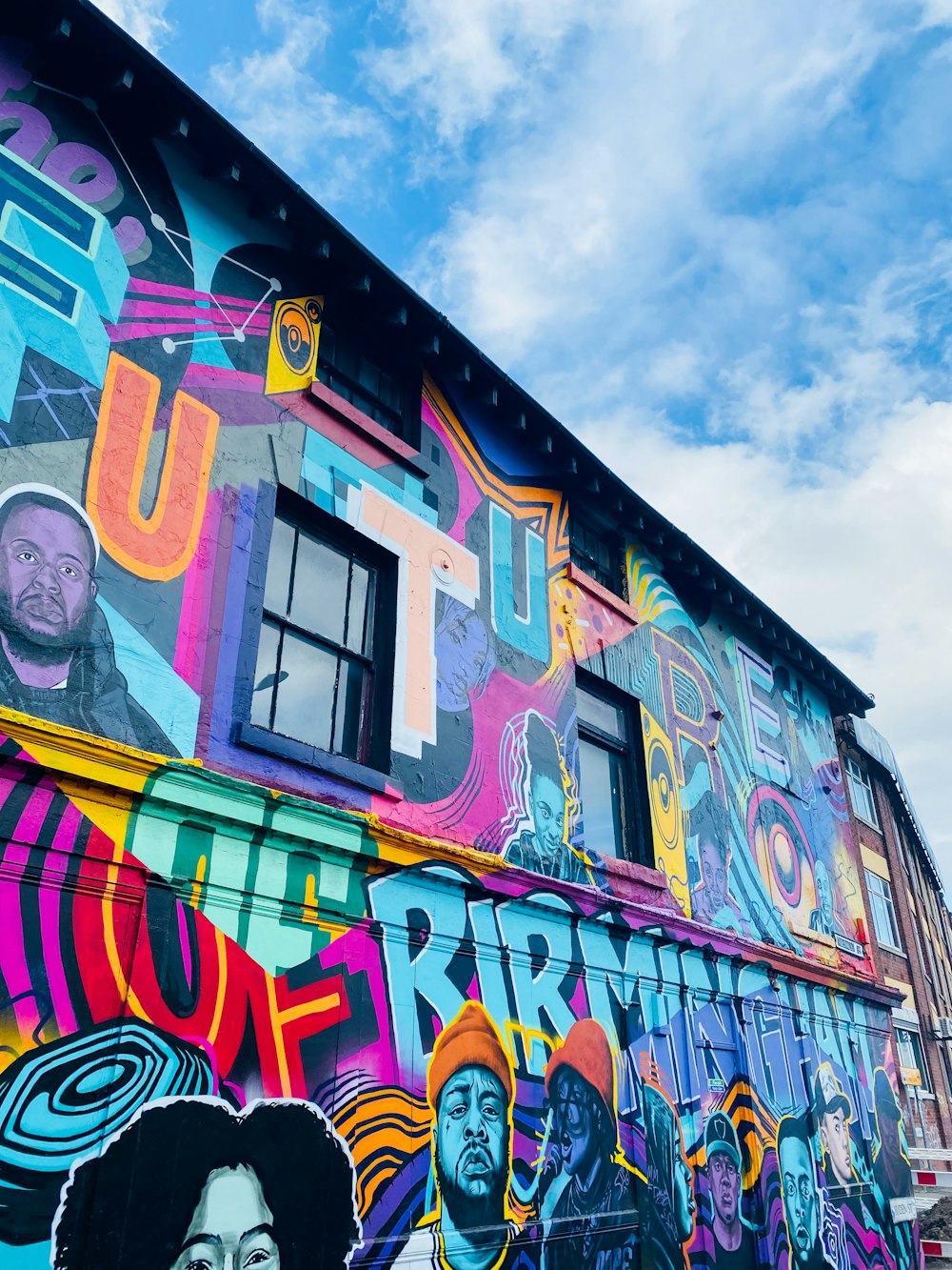 Un edificio con molti graffiti colorati su di esso