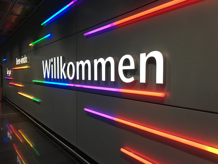 a sign that says willkommen on it