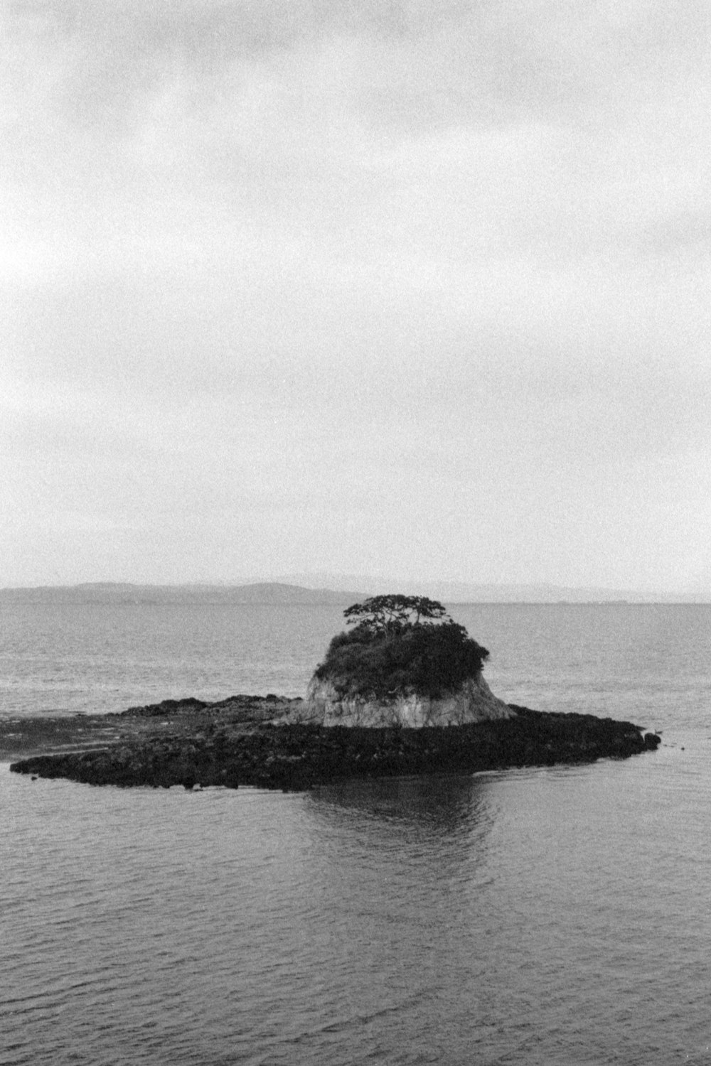 uma pequena ilha no meio do oceano
