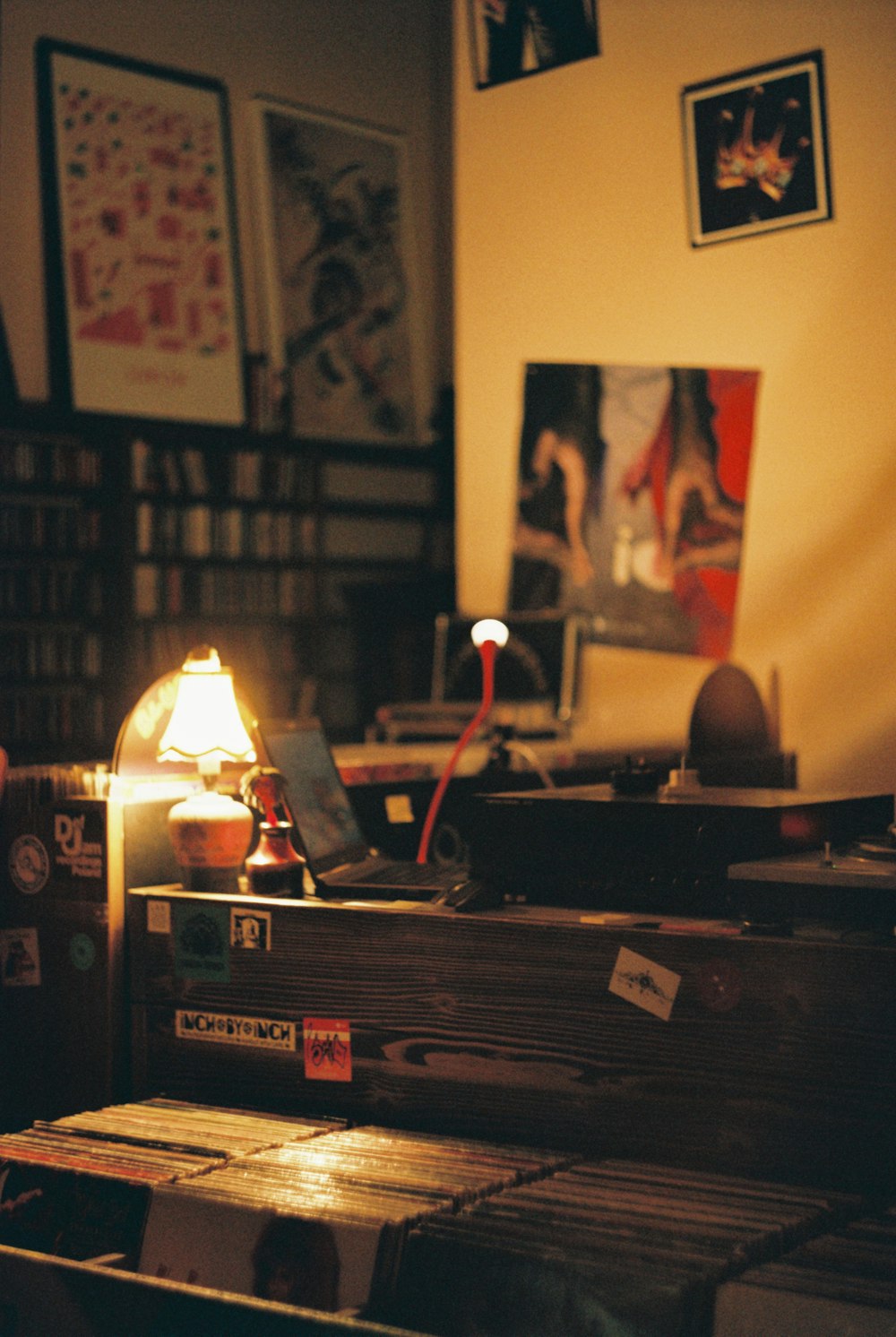 Una habitación llena de muchos discos y una lámpara