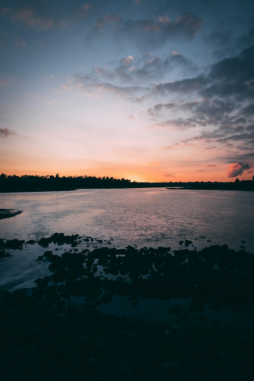 夕日を背景にした水域