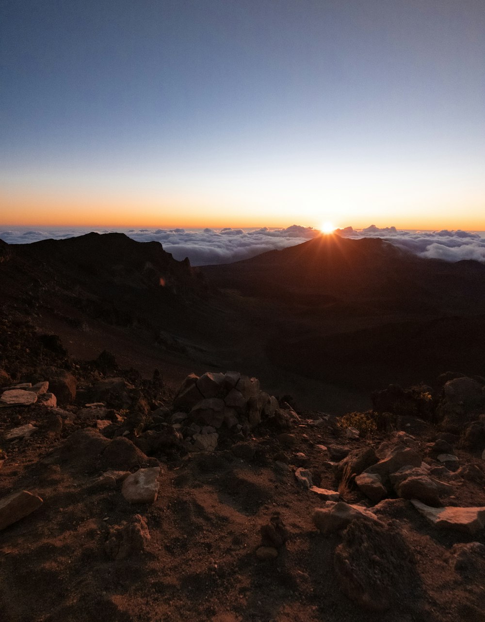 Le soleil se couche sur une chaîne de montagnes