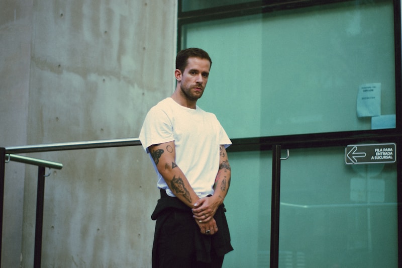 Homme tatoué dominant